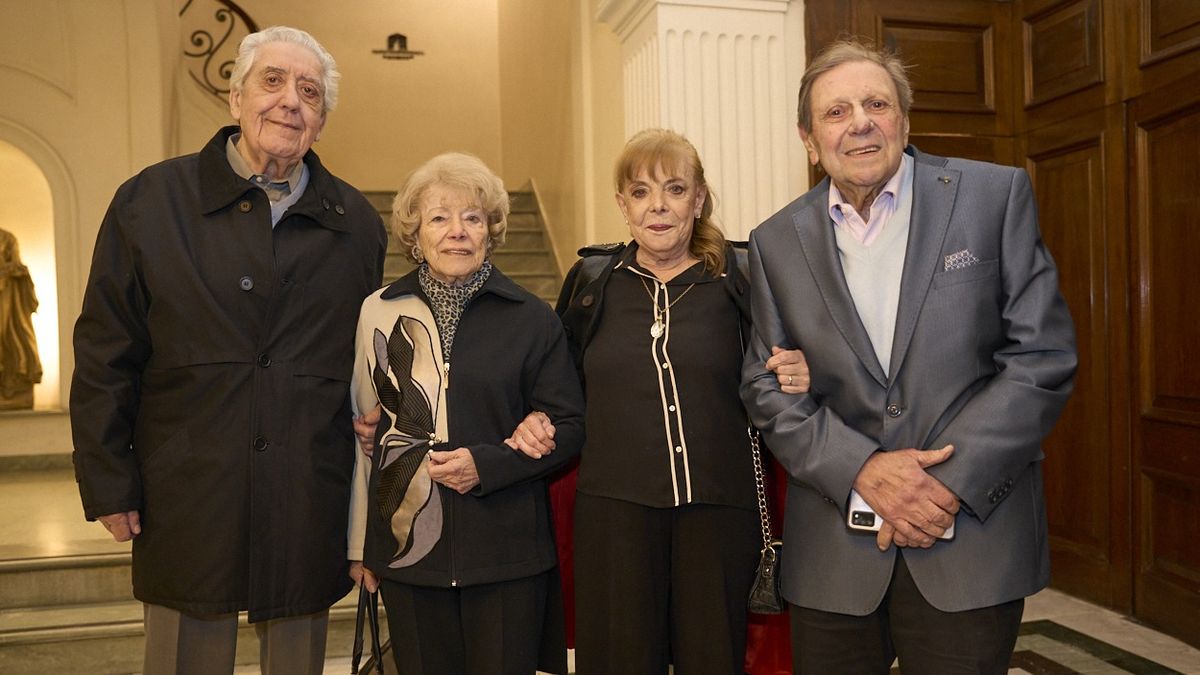 Elegantes y en primera fila estuvieron César Barbagelata, Elsa Najar y los papás de Gabriel Canci, Norma Najar de Canci y Carlos Canci. Elegantes y en primera fila estuvieron César Barbagelata, Elsa Najar y los papás de Gabriel Canci, Norma Najar de Canci y Carlos Canci.