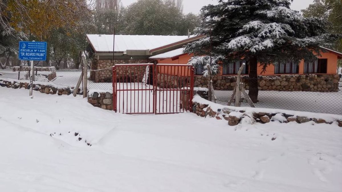 En Tupungato se mantiene la suspensión de clases presenciales por el frío.