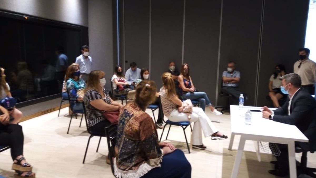 Los padres autoconvocados fueron recibidos por el legislador Diego Costarelli. Si no los escuchan en la UNCuyo llevarán el conflicto a la justicia.&nbsp;