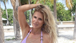 A sus 58 años, Flavia Palmiero se suma a las transparencias playeras off-white ceñidas