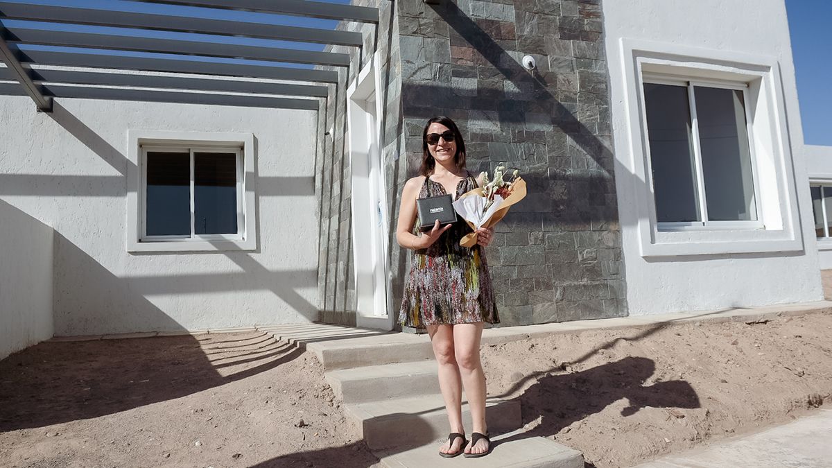Una de las propietarias de Natania 58 frente a su nueva casa.