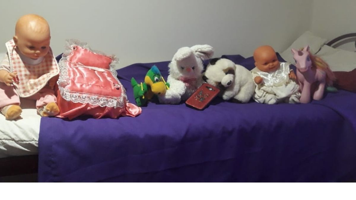 Los juguetes que Florencia tenía sobre su cama cucheta y que hacía pocos días había sacado porque ya se sentía grande. También puede verse la funda de su celular. El día de su desaparición, no la llevaba colocada en el teléfono