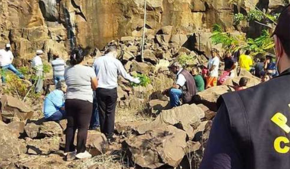 Una niña sufrió una violación en manada y murió al ser arrojada al vacío