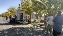 Coronavirus en Mendoza: un achurero solidario regala hígado y lavandina en San Rafael