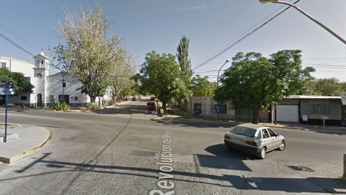 El homicidio ocurrió calle Talcahuano al 2.500, a la altura del cruce con calle Revolución de Mayo, en Villa Hipódromo, a una cuadra del Hospital Lencinas, en Godoy Cruz. El homicidio ocurrió calle Talcahuano al 2.500, a la altura del cruce con calle Revolución de Mayo, en Villa Hipódromo, a una cuadra del Hospital Lencinas, en Godoy Cruz.