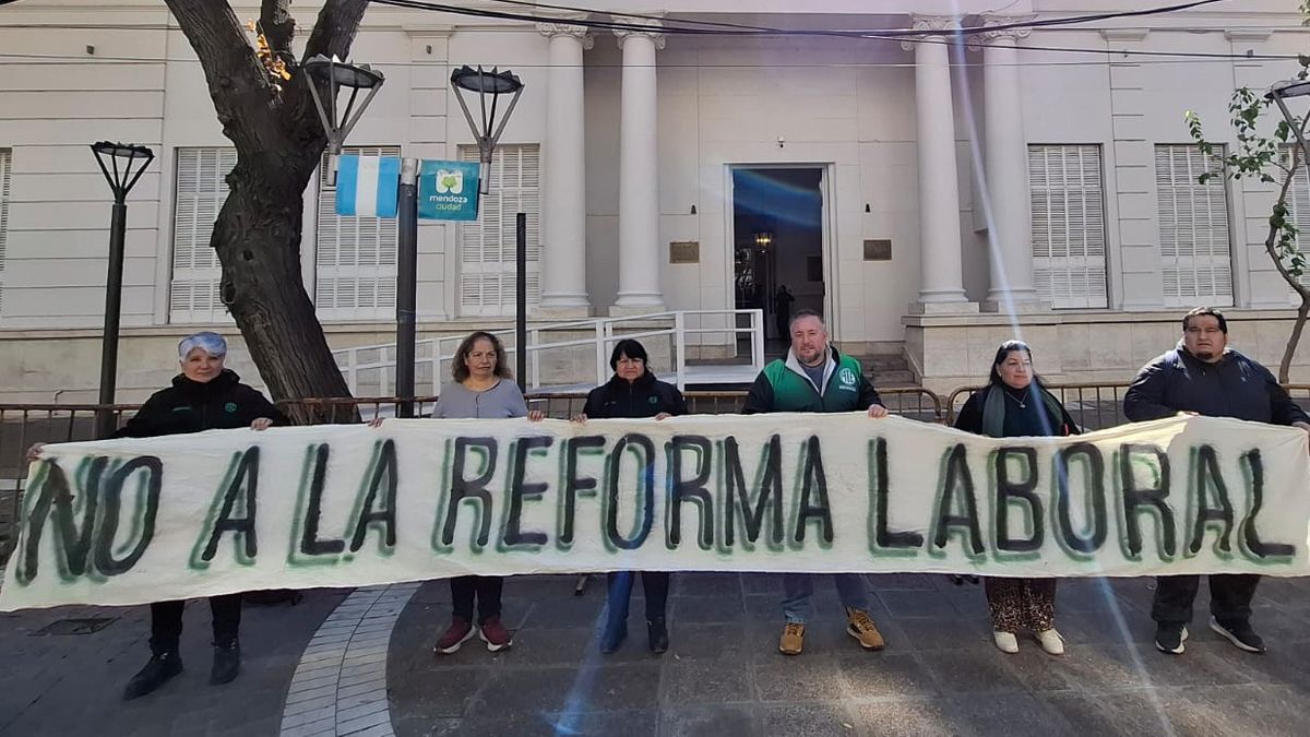 Los dirigentes de ATE -encabezados por Roberto Macho- desplegaron el cartel que dice no a la reforma laboral.