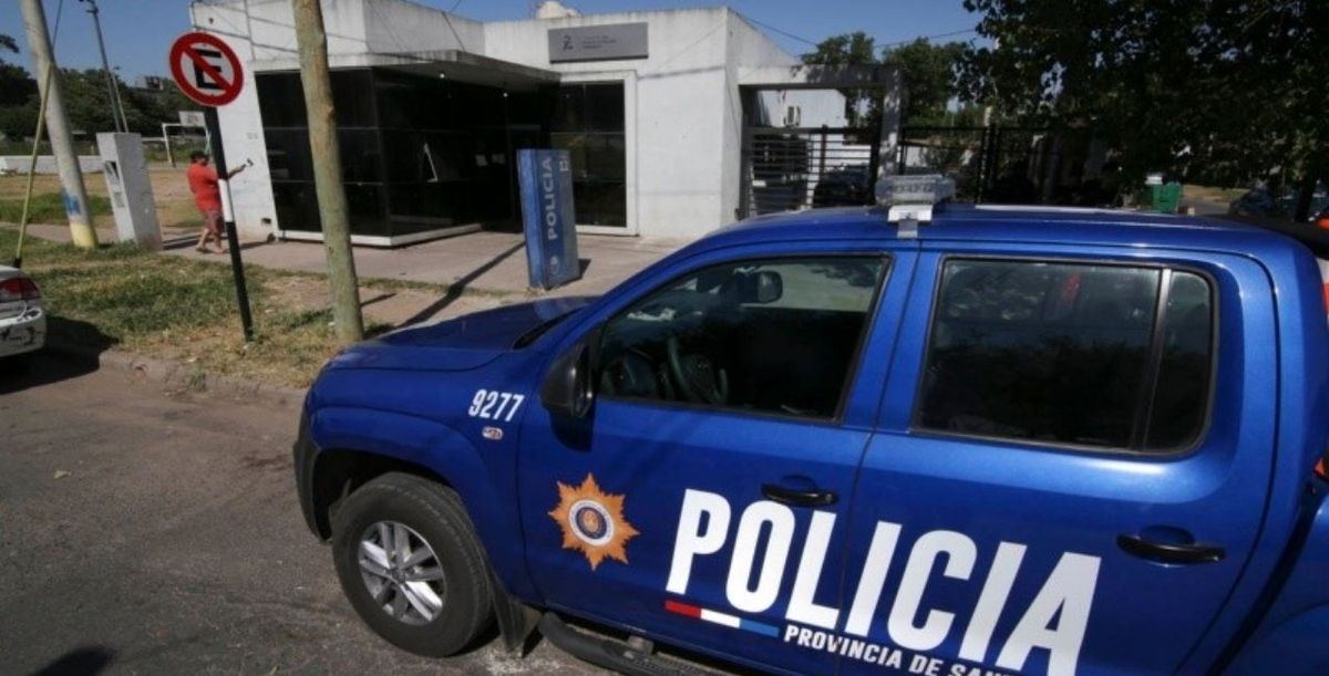 Quedó detenido. Un subcomisario tenía dos autos robados en su casa.