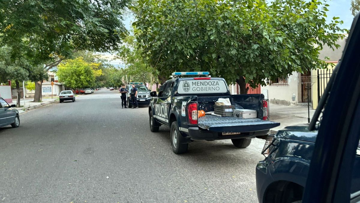 El delincuente intentó asaltar en una casa de calle Monteagudo y Aguado, de Las Heras, donde se encontró con un policía y se enfrentaron a los tiros. El delincuente intentó asaltar en una casa de calle Monteagudo y Aguado, de Las Heras, donde se encontró con un policía y se enfrentaron a los tiros.