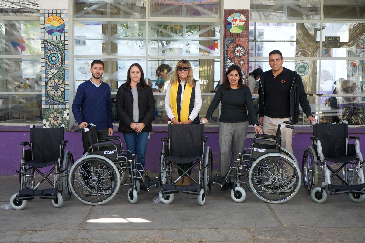 Autoridades de Fundación Grupo América y del hogar Santa Marta durante la entrega de las sillas de ruedas. 