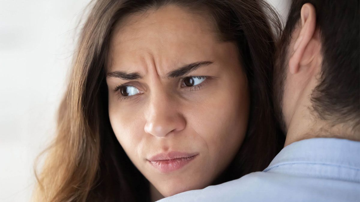 Las personas que están mintiendo, dan muchas señales que los evidencian.