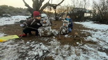 La infancia que no necesita wifi: Luján y Thiago crecen entre caballos y juegos en un puesto de Malargüe