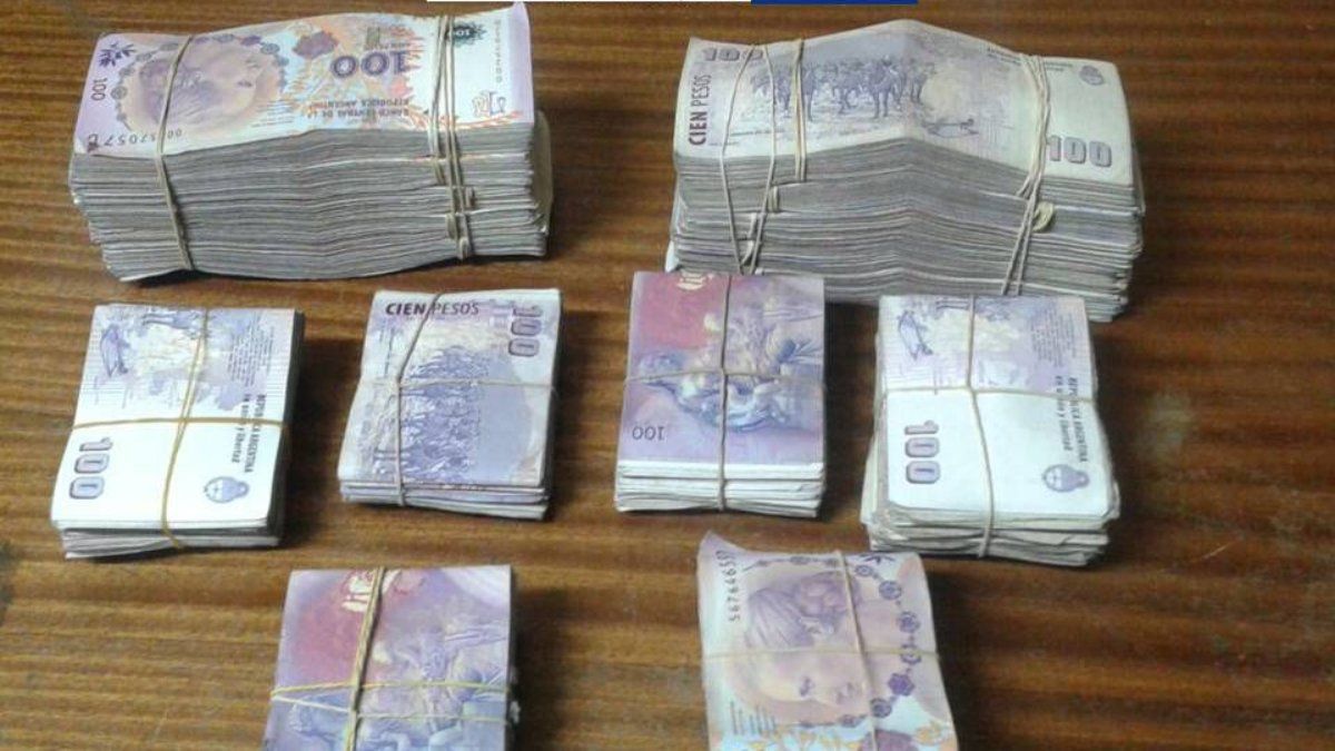 El dinero que fue secuestrado en los allanamientos de narcotráfico en Mendoza.