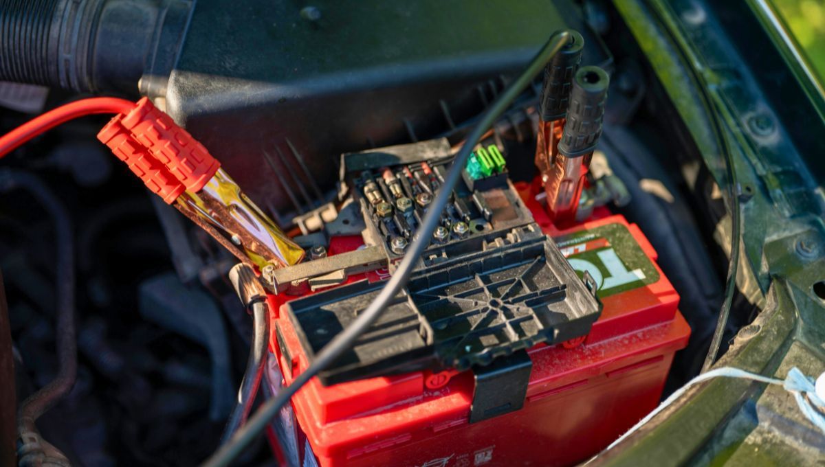 Un arranque auxiliar suele ser suficiente para recargarla y poder seguir tu camino. Solo necesitas un juego de cables de arranque y un coche en buen estado o una batería de arranque portátil. Un arranque auxiliar suele ser suficiente para recargarla y poder seguir tu camino. Solo necesitas un juego de cables de arranque y un coche en buen estado o una batería de arranque portátil.