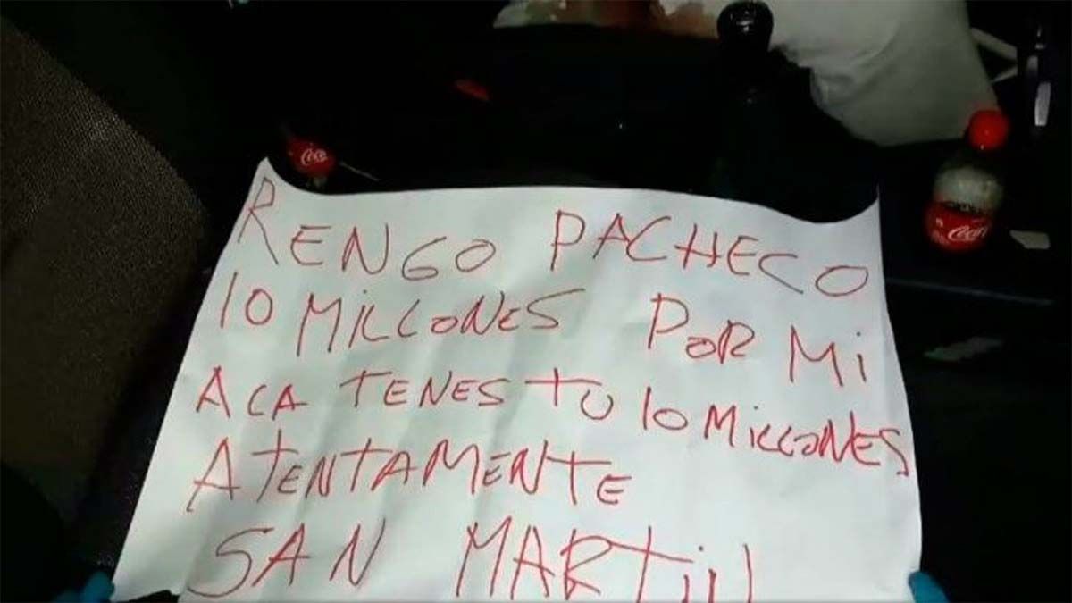 "Rengo Pacheco 10 millones por m&iacute; ac&aacute; ten&eacute;s tus 10 millones atentamente San Mart&iacute;n", dec&iacute;a el mensaje encontrado en la camioneta de la v&iacute;ctima