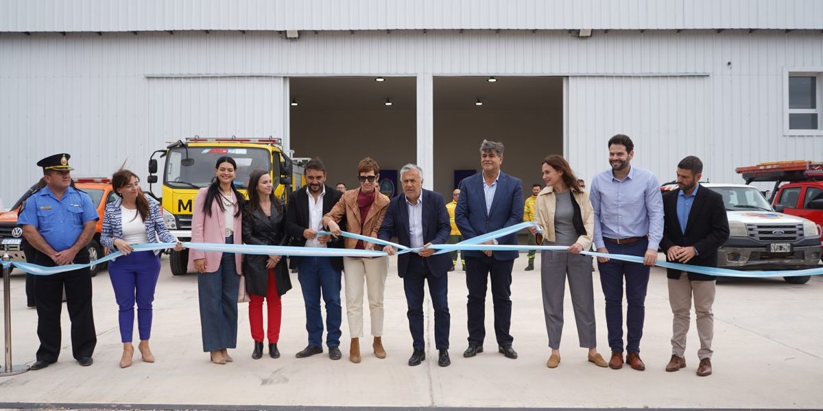 Alfredo Cornejo compartiendo una inauguración en el Este