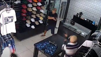 Video: lo asaltaron en su negocio y mató a tres ladrones