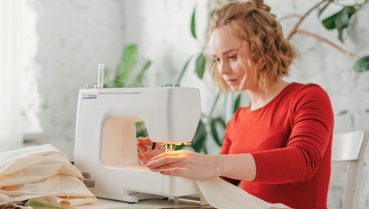 Como toda tarea artesanal, la costura en casa es muy buena para la salud física y mental. Como toda tarea artesanal, la costura en casa es muy buena para la salud física y mental. 