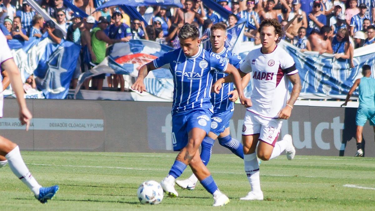 Hernán López, de Godoy Cruz, lleva la pelota. Hernán López, de Godoy Cruz, lleva la pelota.