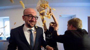 El primer ministro belga fue rociado con mayonesa y papas fritas