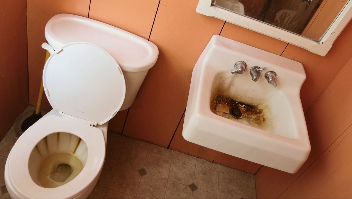 Con el paso del tiempo, la cal del agua y las manchas de óxido acaban fijándose en la porcelana, especialmente en zonas con agua dura. 