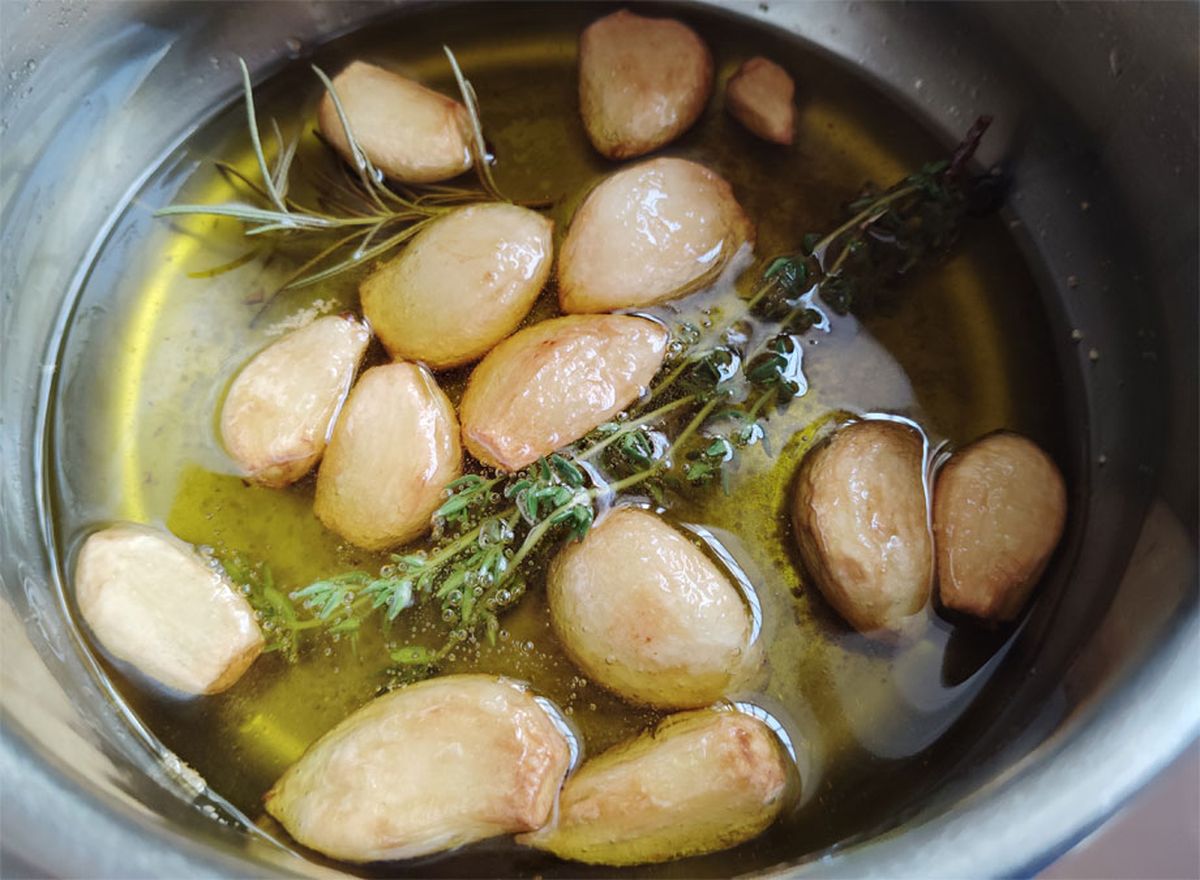 La receta de ajos confitados en aceite en conserva es ideal para alargar la vida útil de esta preciada verdura. La receta de ajos confitados en aceite en conserva es ideal para alargar la vida útil de esta preciada verdura.