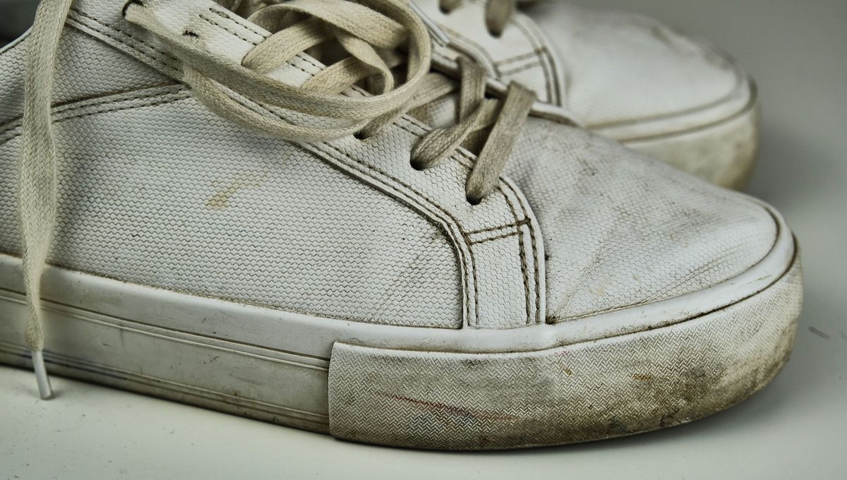 Si no lavamos las zapatillas en mucho tiempo, los materiales se dañan y la tela se percude. Si no lavamos las zapatillas en mucho tiempo, los materiales se dañan y la tela se percude.