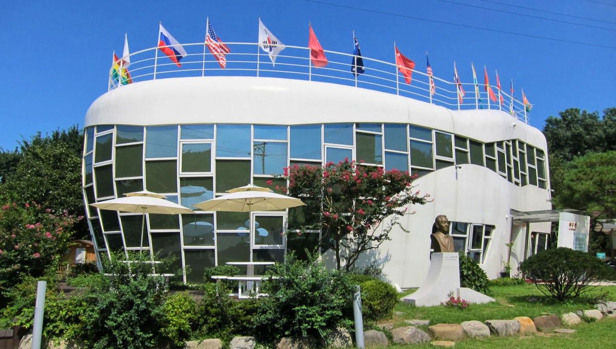 Haewoojae figura en el Libro Guinness de los Récords como la estructura más grande con forma de inodoro. Haewoojae figura en el Libro Guinness de los Récords como la estructura más grande con forma de inodoro.