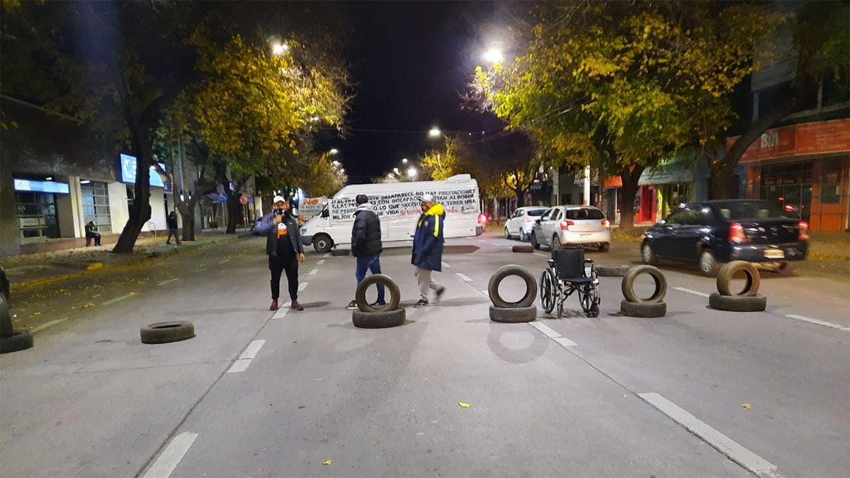 Transportistas de personas con discapacidad cortaron calle Vicente Zapata, entre Salta y Rioja, de Ciudad.