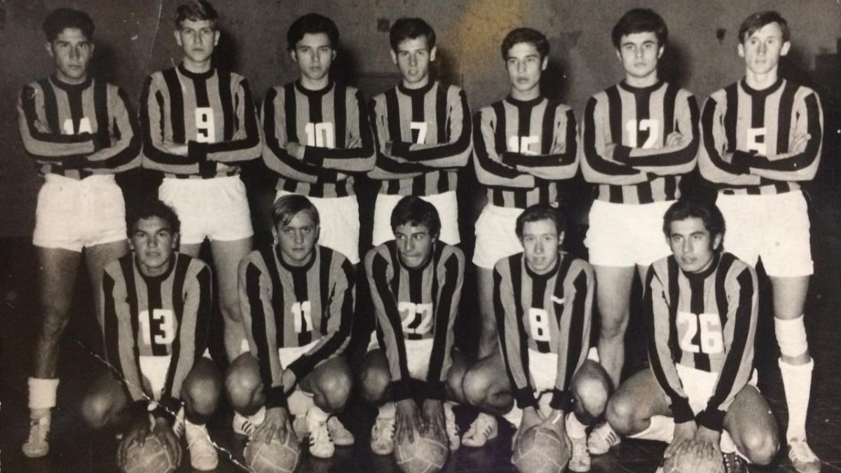 El equipo de Mendoza, campeón Argentino Juvenil en 1971. Arriba (izq. a der.) Rubén Pereyra (CMR), Fernando De Simone (CMR), Hugo Hidalgo (UNCuyo), Luis López (AyE), Chango Villegas (AyE), Alberto Bonilla (UNCuyo), y Abelardo Maiocchi (YPF). Abajo: Nolberto Castillo (Maipú), Eduardo Tata Ferrari (CMR), Pepe Cortez (AyE), Manolo Rodríguez (AyE) y Eduardo Contreras (AyE).