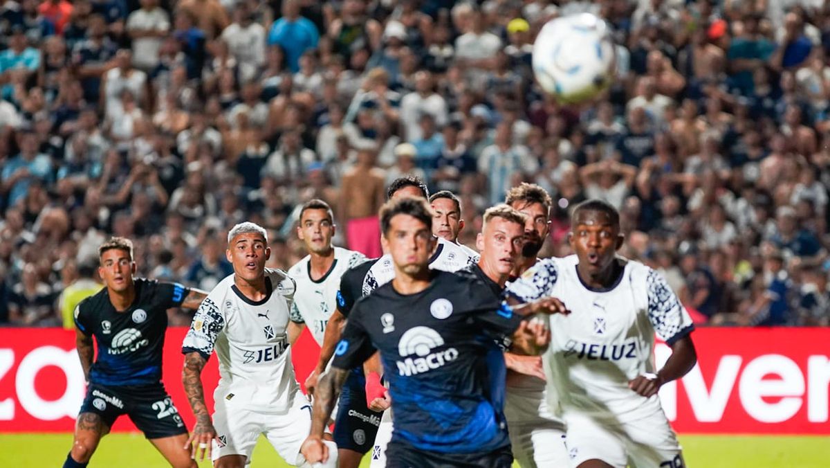 Mauro Maidana en plena acción durante el debut de Independiente Rivadavia en la Copa de la Liga (UNO/Nicolás Ríos) Mauro Maidana en plena acción durante el debut de Independiente Rivadavia en la Copa de la Liga (UNO/Nicolás Ríos)