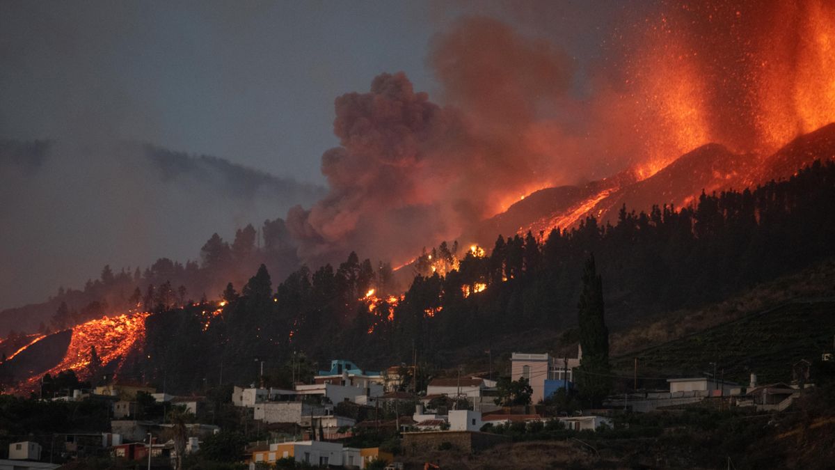 Siguen evacuando personas por la erupción del volcán Cubre Vieja en España.