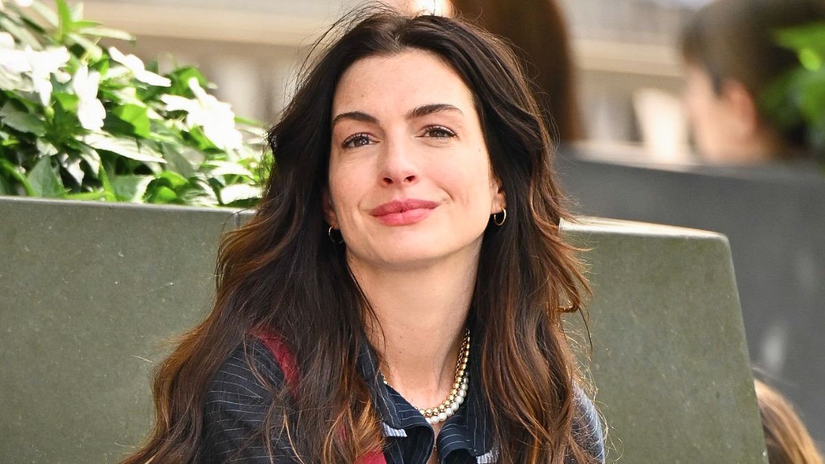 Anne Hathaway tiene brillo propio en la comedia de Netflix que llegó para cerrar el año con broche de oro
