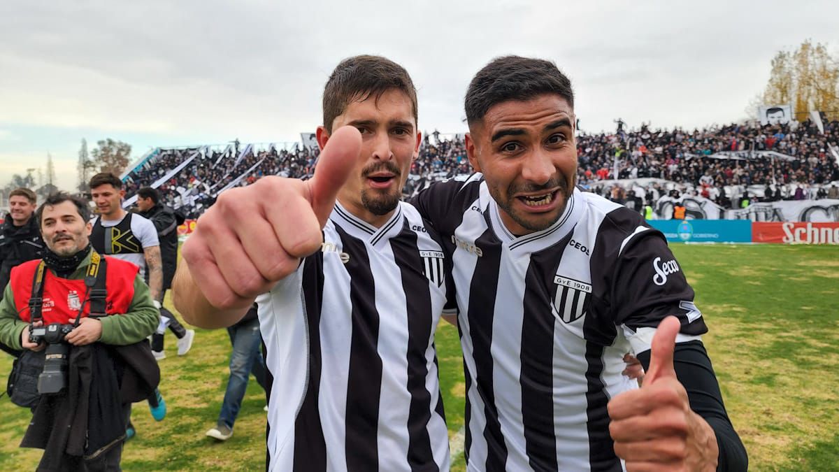 El Cata Varela a la derecha junto al capitán Diego Mondino.