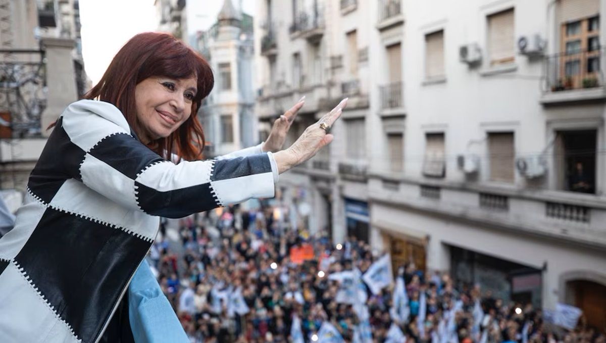 Cristina Kirchner se tiene que presentar este miércoles en Tribunales Federales. Se define la prisión domiciliaria.