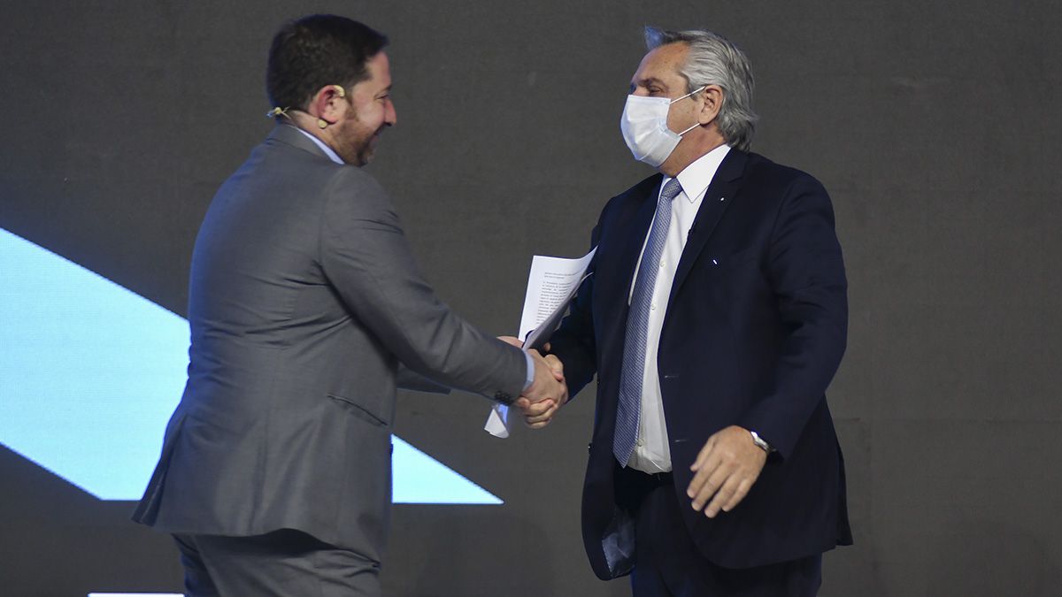 Alberto Fernández saluda al presidente de la Cámara de la Construcción, Iván Szczech.