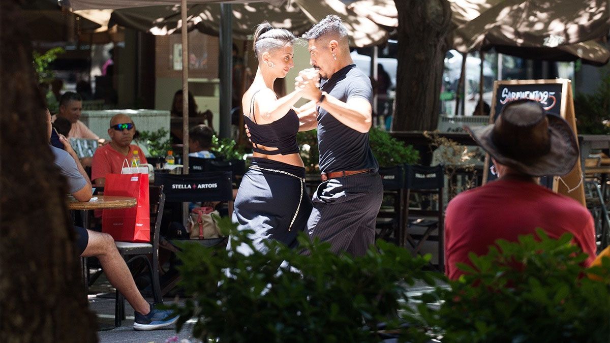 La Peatonal Sarmiento y sus atractivos, uno de los lugares más visitados por los turistas en Mendoza. La Peatonal Sarmiento y sus atractivos, uno de los lugares más visitados por los turistas en Mendoza.