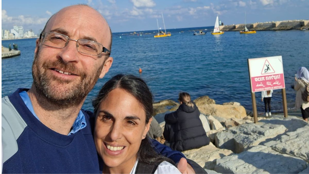 Oscar Roitman y su esposa Gabriela Olguín se encuentran junto a su hijo de dos años en Raanana