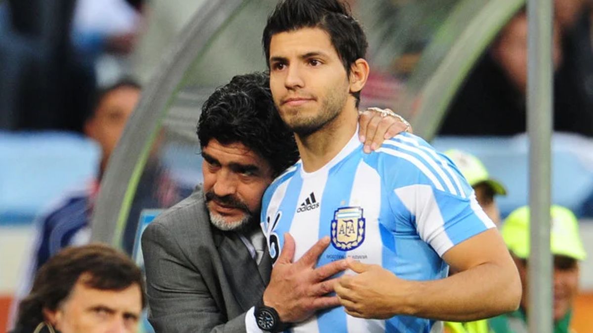 El Kun Ag&uuml;ero y Diego Maradona juntos en el Mundial 2010