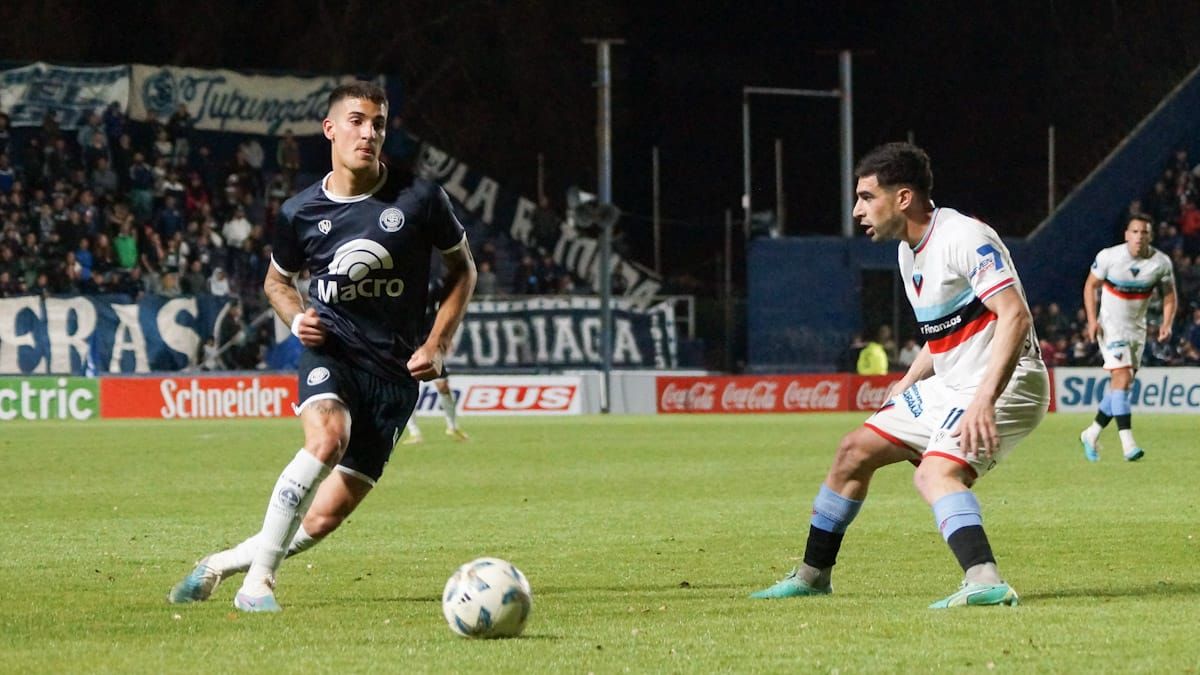 El Pancho Petrasso por su forma de jugar se ha ganado el cariño de los hinchas de la Lepra. El Pancho Petrasso por su forma de jugar se ha ganado el cariño de los hinchas de la Lepra.