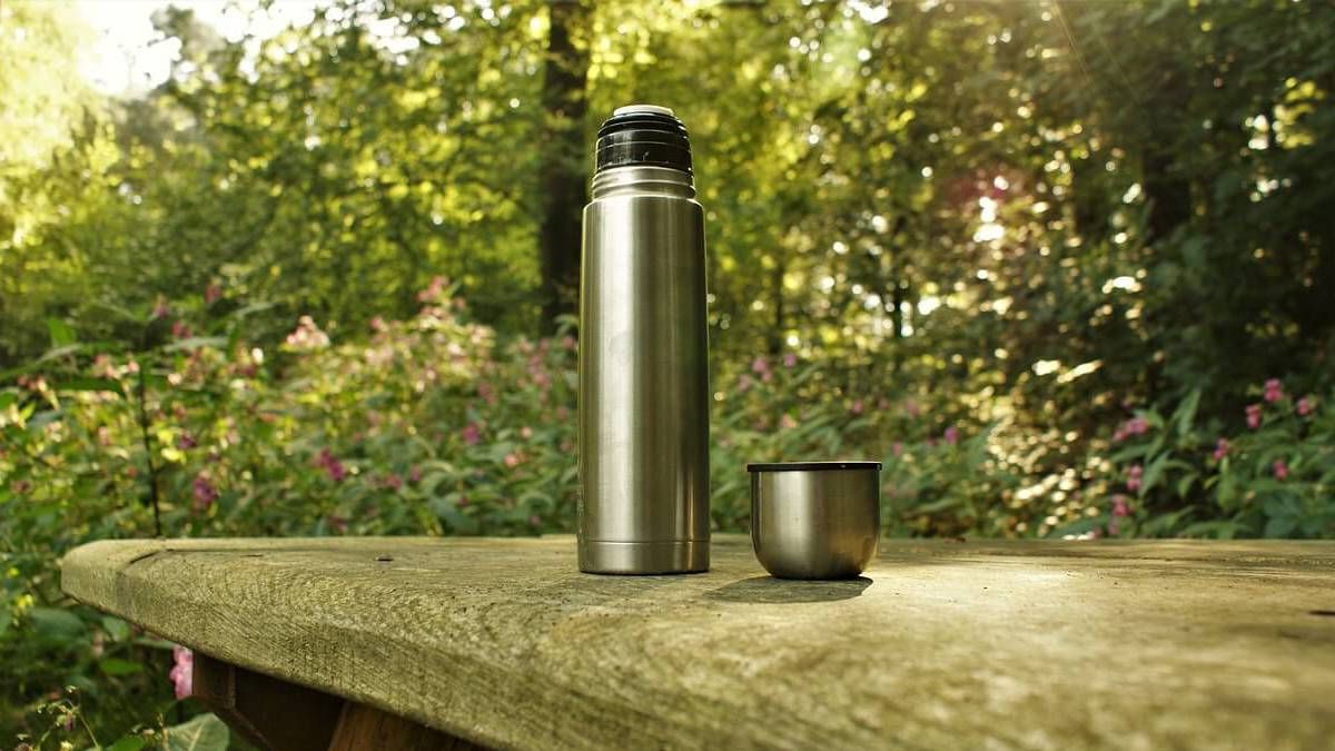 Para eliminar por completo las manchas de sarro y el mal olor del termo prueba con uno de los trucos caseros de limpieza más eficientes. Para eliminar por completo las manchas de sarro y el mal olor del termo prueba con uno de los trucos caseros de limpieza más eficientes.