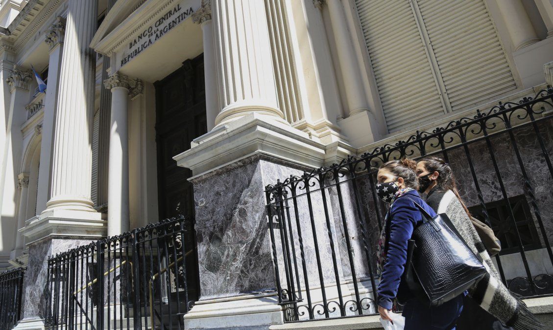 El directorio del Banco Central dio a conocer este jueves las nuevas disposiciones que afectan a los plazos fijos.