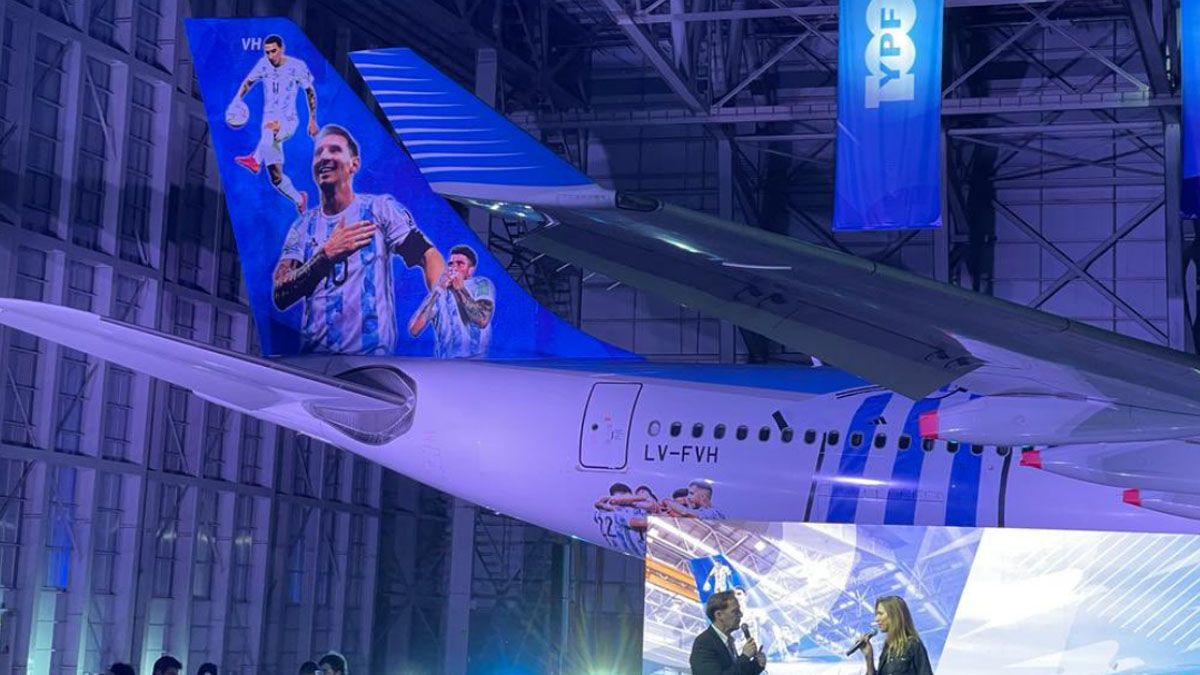 Messi, Di María y De Paul en la cola del avión