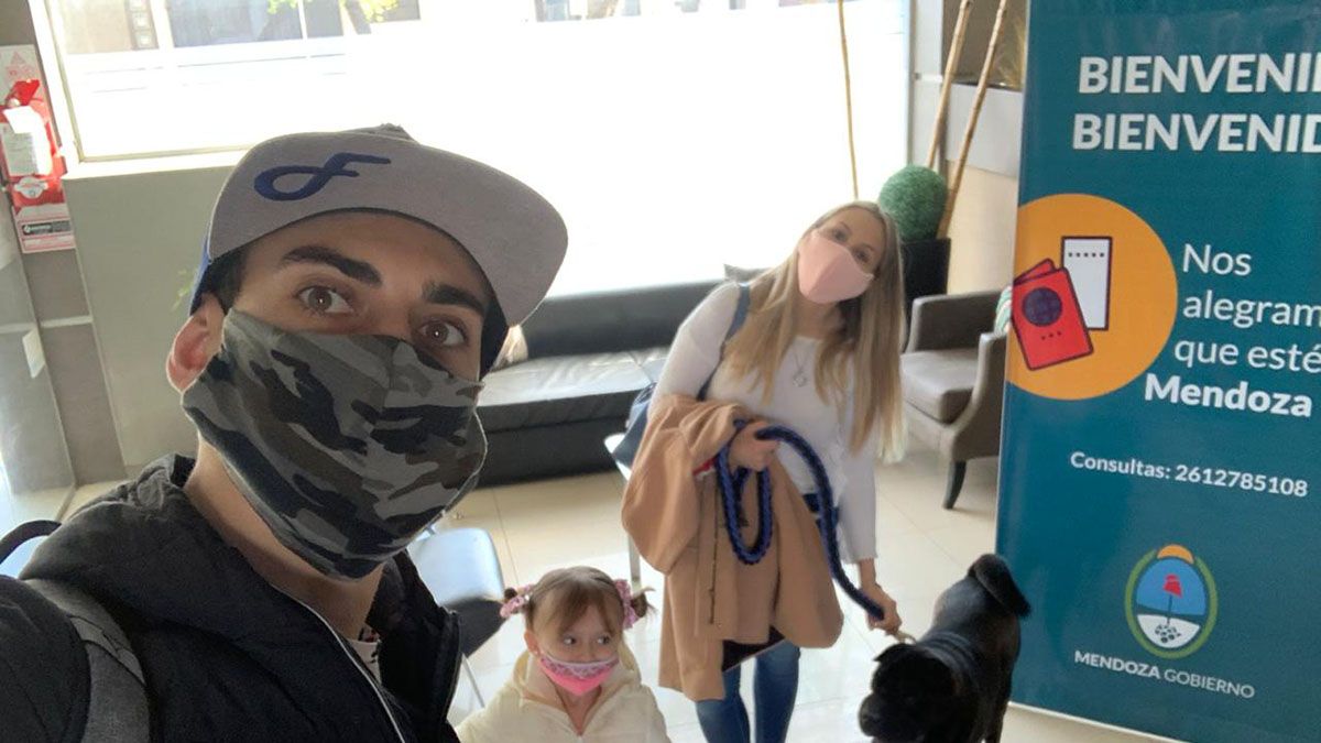 Bruno Nasta junto a su familia en Mendoza.