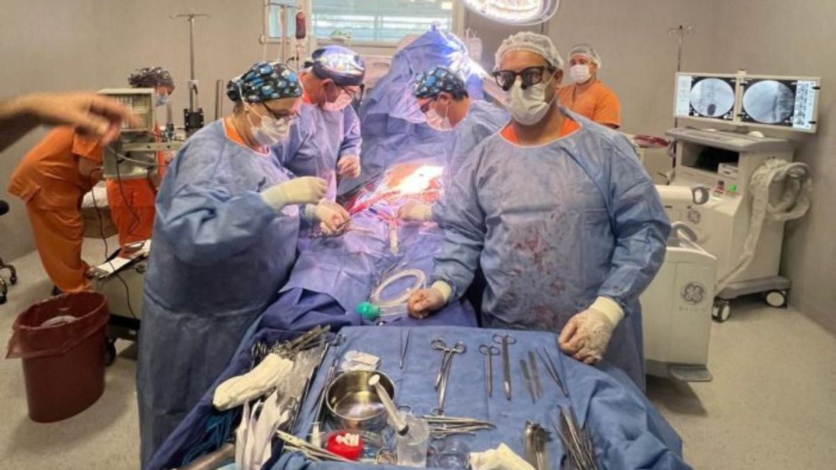 El equipo médico del Hospital Central en pleno proceso de trasplante con la técnica de asistolia
