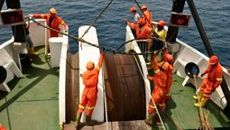 tras 20 anos de olvido, un barco desciende ganchos a 6.000 metros y recupera el primer cable submarino