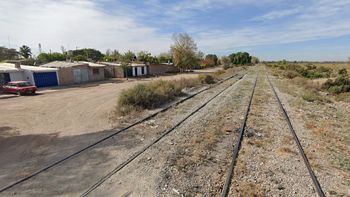 Una banda frenó a un tren e intentó quedarse con la carga entre piedrazos y corridas