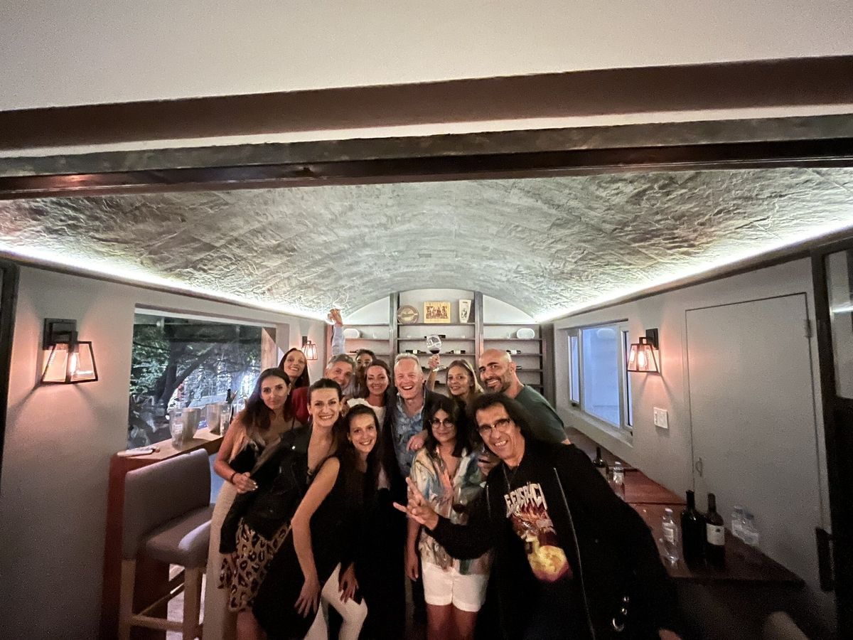 Atkin junto a amigos de Mendoza; entre ellos el guitarrista Felipe Staiti (derecha).