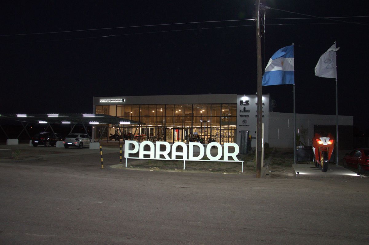 Una bandera argentina recibe a los amantes de las motos en el hotel parador ubicado en una de las laterales de la Ruta 7, en San Martín. Una bandera argentina recibe a los amantes de las motos en el hotel parador ubicado en una de las laterales de la Ruta 7, en San Martín.