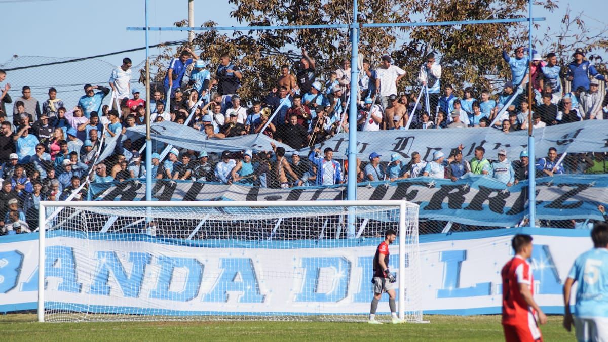 Una gran convocatoria tuvo la hinchada de Gutiérrez en el encuentro ante Atlético San Martín. Nicolás Ríos/UNO