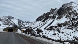 El paso a Chile continúa inhabilitado por las nevadas.